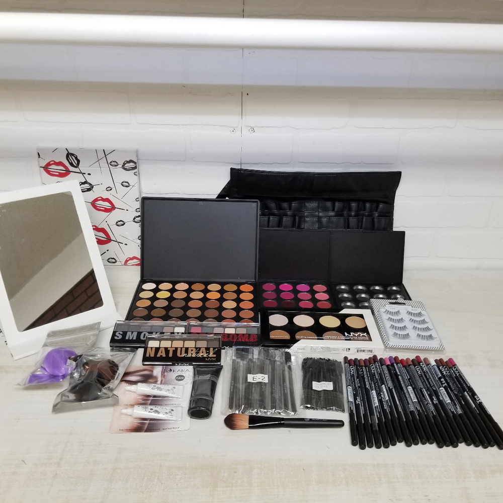 38 pc Makeup Artist Kit Retail $278 M0007